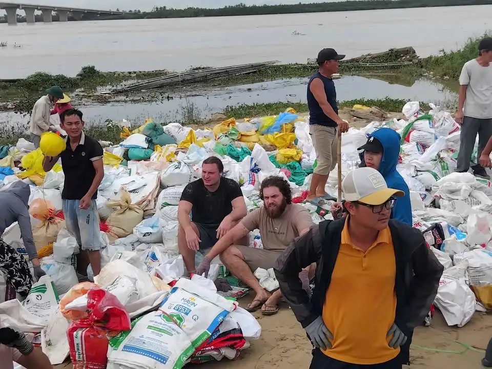2 chàng trai ngoại quốc tên là Mạnh và Bảo tham gia gia cố bờ kè sạt lở ven sông Thu Bồn: “Chúng tôi ở đây như là một ph...